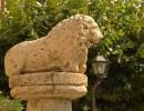Leone scolpito che originariamente sorvegliava l’accesso a un sepolcro romano 